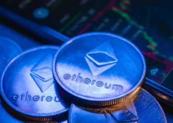 Crypto Alerts Noticias Altcoins Inversores institucionales compran la caída de Ethereum mientras el retail vende con pánico