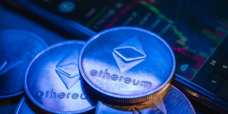 Crypto Alerts Noticias Altcoins Inversores institucionales compran la caída de Ethereum mientras el retail vende con pánico